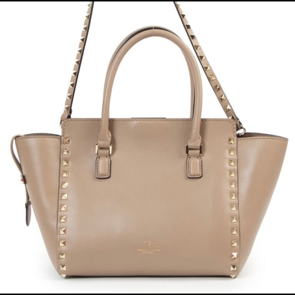 Classic Valentino Garavani Nude Rockstud Leather Trapeze Bag - Picture 2 of 4